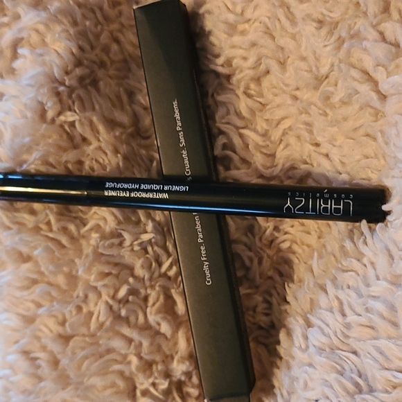 BRAND NEW IN BOX LARITZY WATERPROOF EYELINER IN BLACK - Picture 2 of 2
